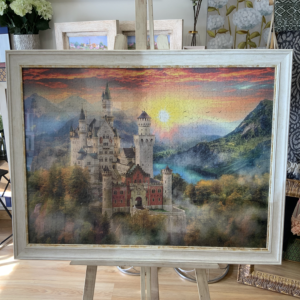 Puzzle de un castillo medieval enmarcado en un marco blanco de madera