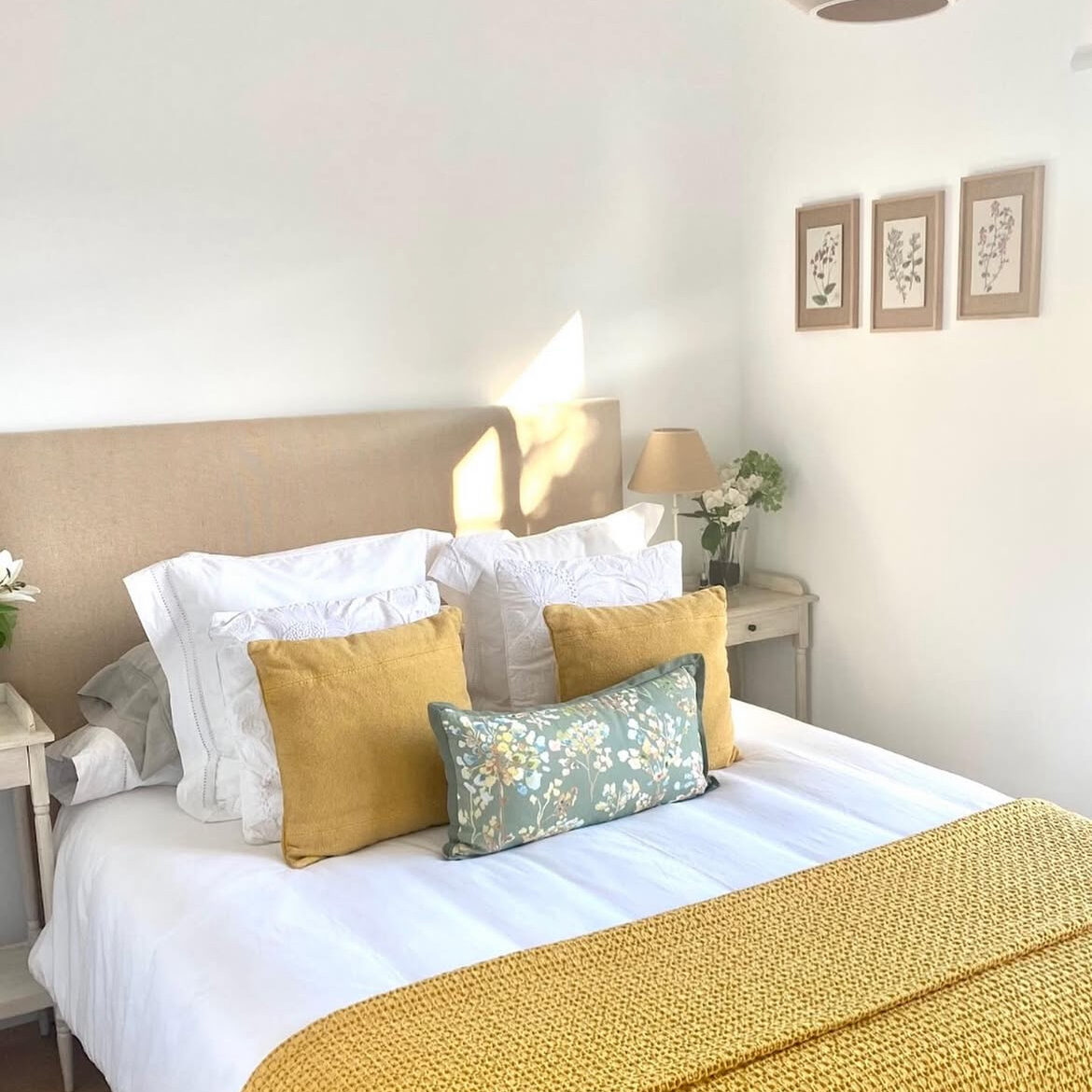 Cuadros encima del cabecero