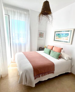 Cuadros encima del cabecero sí o no