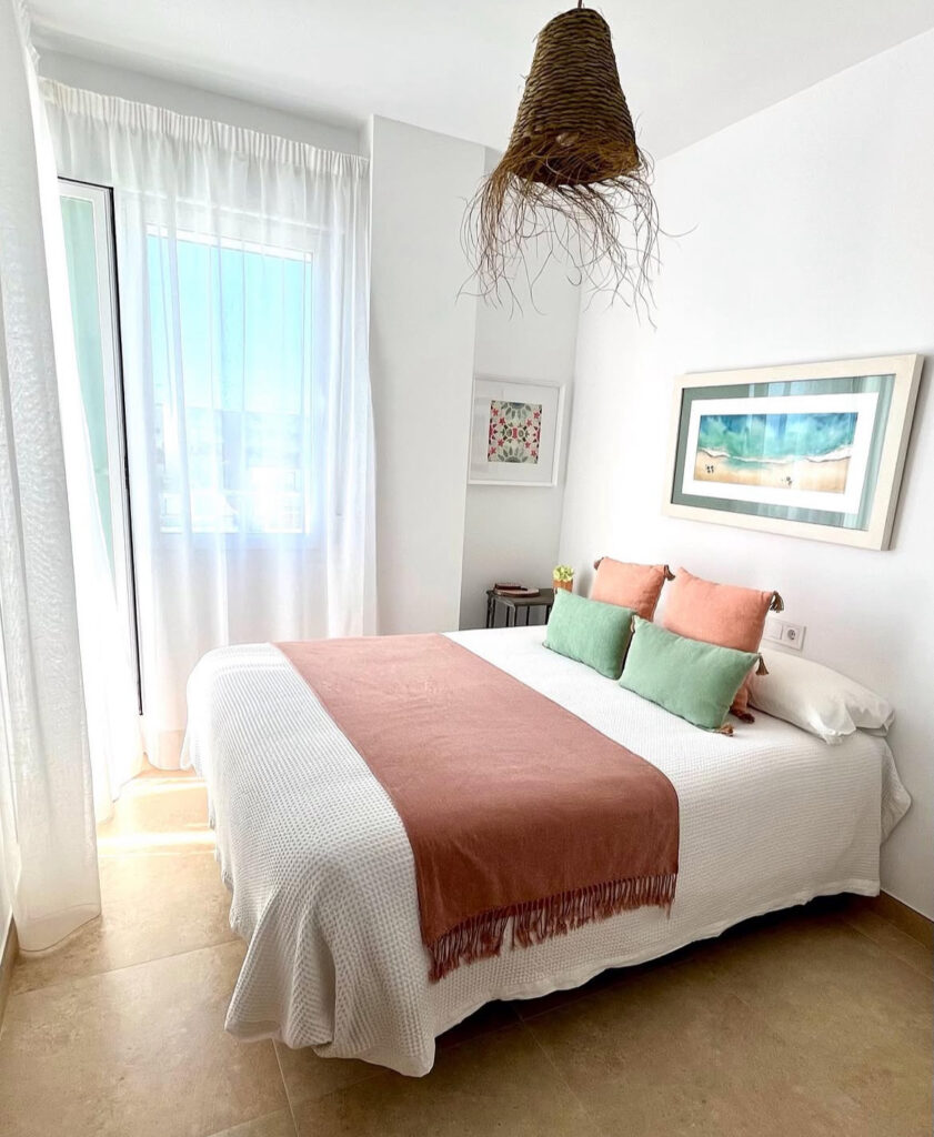 Cuadros encima del cabecero sí o no