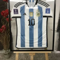 Camiseta de futbol enmarcada en un cuadro negro